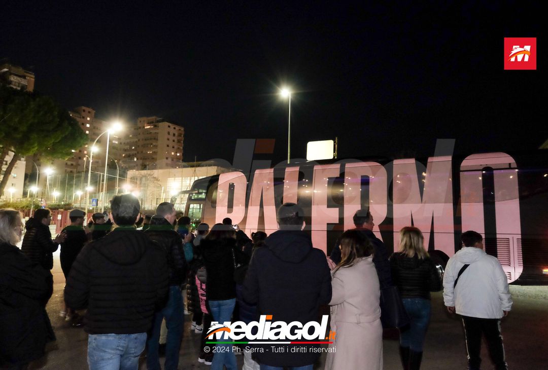 FOTO PALERMO: il Palermo FC si raduna al parcheggio dell’Ippodromo (GALLERY) - immagine 36