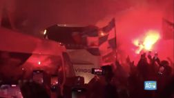 Dall’attesa dei tifosi all’arrivo del pullman del Napoli: la notte azzurra a Capodichino