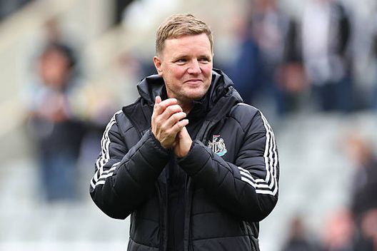 NEWCASTLE UPON TYNE, ENGLAND - OCTOBER 5: Eddie Howe the head coach / manager of Newcastle United applauds the fans at full time during the Premier League match between Newcastle United and Nottingham Forest at St James' Park on October 5, 2025 in Newcastle upon Tyne, England. (Photo by Robbie Jay Barratt - AMA/Getty Images)