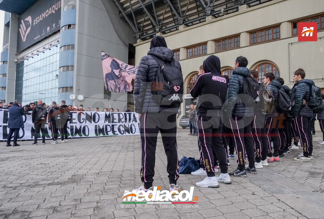 FOTO Palermo: la squadra verso Benevento. Cori e striscioni al “Barbera” (La Gallery) - immagine 18