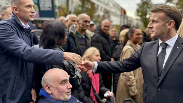 10-anni-dopo-lattentato-di-parigi-shevchenko-stringe-la-mano-a-macron