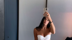 Lady Djordjevic, selfie pazzesco. Lo scatto allo specchio di Jovana scatena il web