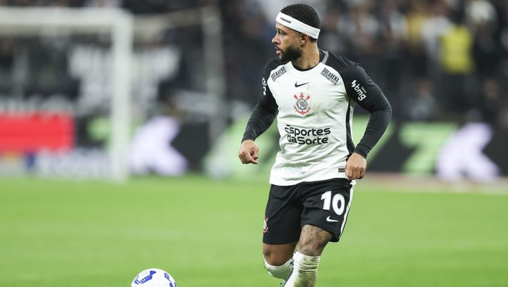 SAO PAULO, BRAZIL - JULY 13: Memphis Depay of Corinthians controls the ball during a Brasileirao 2025 match between Corinthians and Bragantino at Neo Quimica Arena on July 13, 2025 in Sao Paulo, Brazil. (Photo by Alexandre Schneider/Getty Images) Depay Corinthians