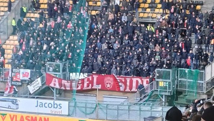 La rete di protezione non serve: sedie in campo, al 93′ il Roda fa suo il derby del Limburgo - immagine 1