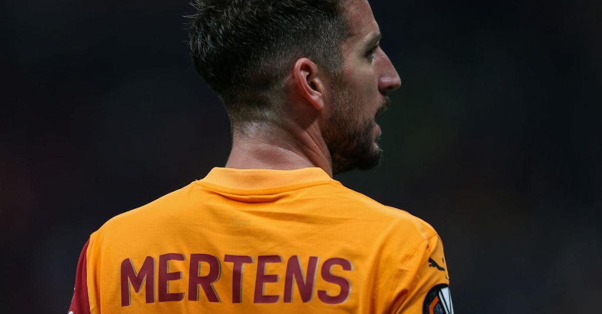 Festa Galatasaray, sul campo con Mertens la moglie Kat col pancione