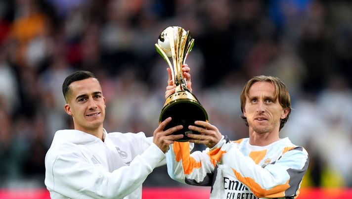 MADRID, SPAIN - DECEMBER 22: Lucas Vazquez and Luka Modric of Real Madrid present the FIFA Intercontinental Cup trophy prior to the LaLiga match between Real Madrid CF and Sevilla FC at Estadio Santiago Bernabeu on December 22, 2024 in Madrid, Spain. (Photo by Angel Martinez/Getty Images) Psg Flamengo