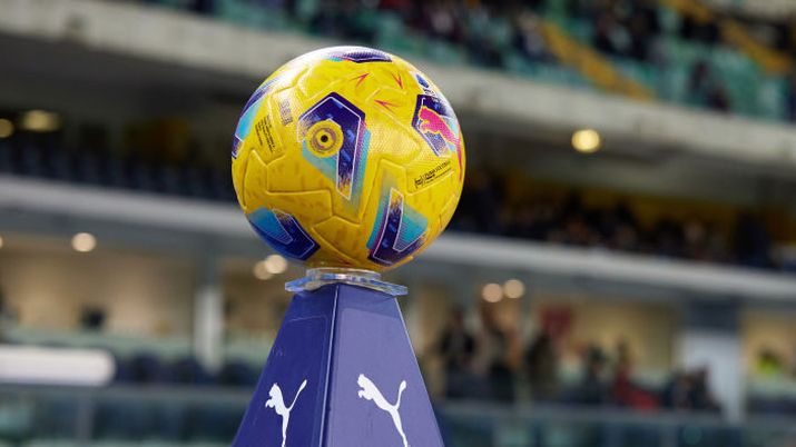 VERONA, ITALY - DECEMBER 23: General view of the official match ball prior to the Serie A TIM match between Hellas Verona FC and Cagliari Calcio at Stadio Marcantonio Bentegodi on December 23, 2023 in Verona, Italy. (Photo by Francesco Scaccianoce/Getty Images) Nuova Serie A: info, date, orari, occhio alla Supercoppa e un problema per l’asta - immagine 1