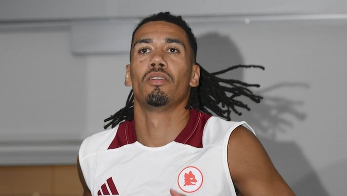 ROME, ITALY - JULY 08: AS Roma player Chris Smalling during training session in the gym at Centro Sportivo Fulvio Bernardini on July 08, 2024 in Rome, Italy. (Photo by Luciano Rossi/AS Roma via Getty Images) Smalling in Arabia, prosegue la trattativa. De Rossi: “In difesa corti, cos’è successo con Danso” - immagine 1