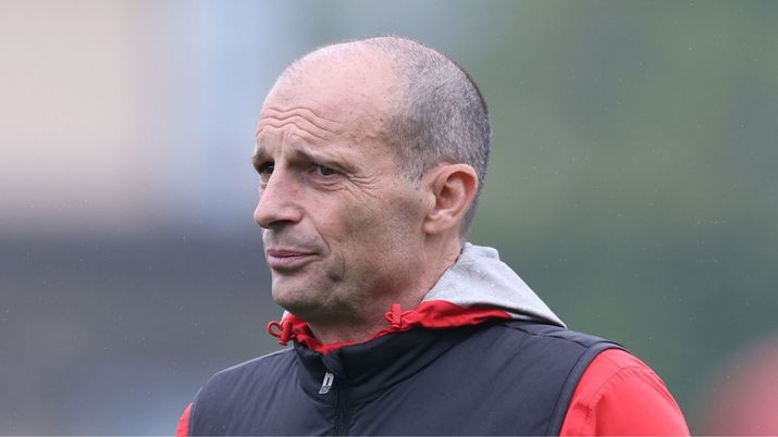 Massimiliano Allegri, allenatore AC Milan, qui durante una seduta di allenamento con i rossoneri a Milanello