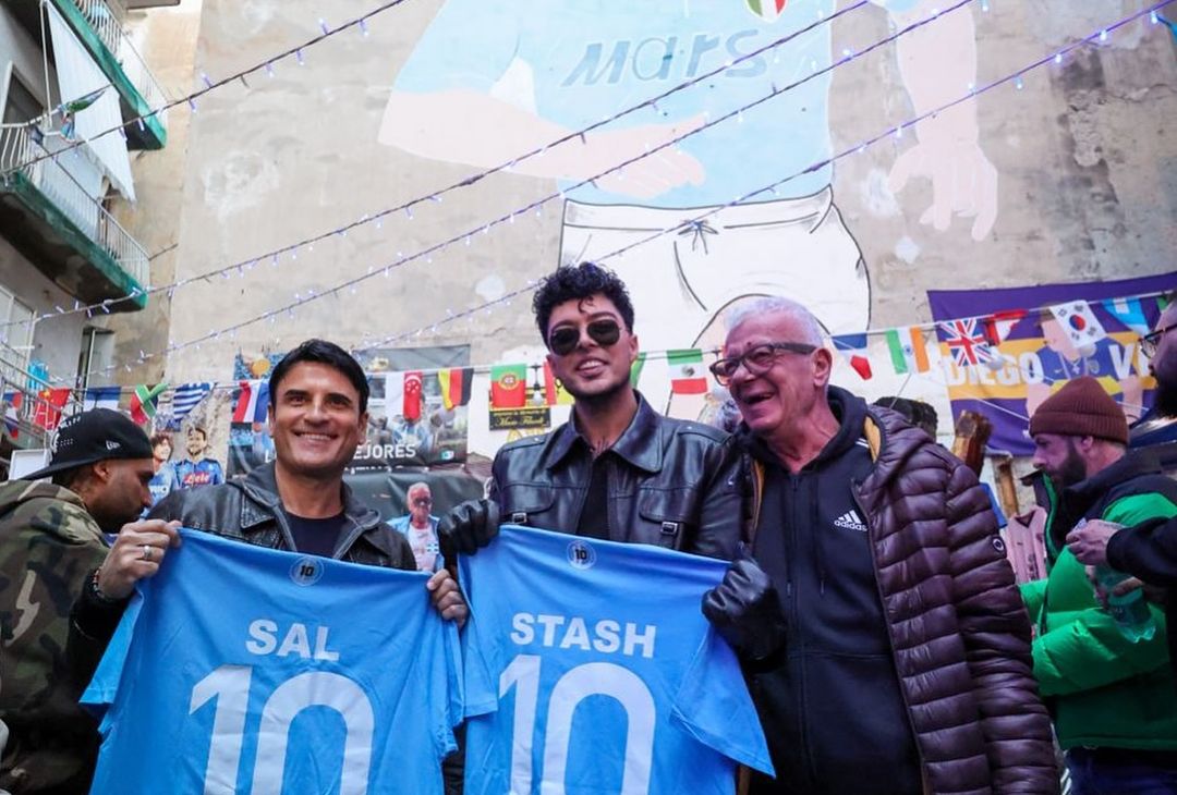 Sal Da Vinci e Stash dei The Kolors in visita al murale di Maradona