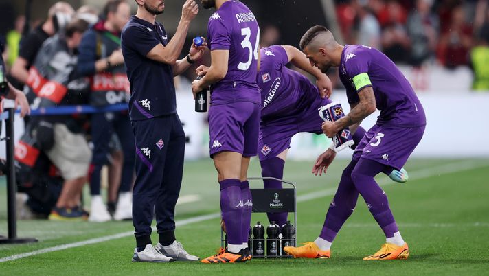 PRAGUE, CZECH REPUBLIC - JUNE 07: Sofyan Amrabat of ACF Fiorentina receives treatment prior to the UEFA Europa Conference League 2022/23 final match between ACF Fiorentina and West Ham United FC at Eden Arena on June 07, 2023 in Prague, Czech Republic. (Photo by Alex Grimm/Getty Images) Sandrelli sulla finale: “Aveva ragione Napoleone” - immagine 1