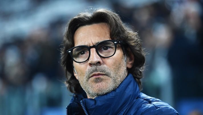 TURIN, ITALY - NOVEMBER 09: Paolo Vanoli, Head Coach of Torino, looks on prior to the Serie A match between Juventus and Torino at Juventus Stadium on November 09, 2024 in Turin, Italy. (Photo by Valerio Pennicino/Getty Images) Vanoli: “La scelta su Gosens per la Juve! Kean è recuperato, Gudmundsson, Dzeko e Ranieri…” - immagine 1