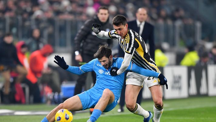 TURIN, ITALY - DECEMBER 08: Khvicha Kvaratskhelia of SSC Napoli and Andrea Cambiaso of Juventus battle for the ball during the Serie A TIM match between Juventus and SSC Napoli at Allianz Stadium on December 08, 2023 in Turin, Italy. (Photo by Valerio Pennicino/Getty Images) Juve-Napoli, primo esame per Motta e Conte: chi vince si prende (o quasi) la vetta - immagine 1