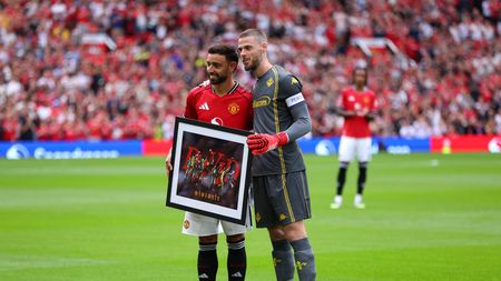 MANCHESTER, ENGLAND - AUGUST 09: Bruno Fernandes of Manchester United and former teammate David de Gea of Fiorentina pose for a photo while holding a commemorative picture frame prior to the pre-season friendly match between Manchester United and ACF Fiorentina at Old Trafford on August 09, 2025 in Manchester, England. (Photo by Molly Darlington/Getty Images)