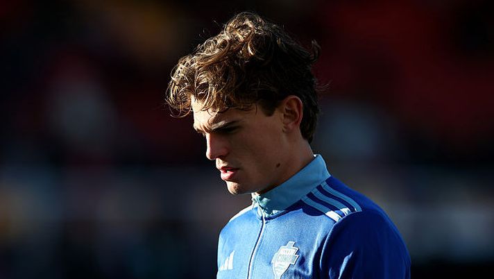 LECCE, ITALY - DECEMBER 27: Nicolas Paz of Como 1907 warms up prior the Serie A match between US Lecce and Como 1907 at Stadio Via del Mare on December 27, 2025 in Lecce, Italy. (Photo by Maurizio Lagana/Getty Images) Como-Udinese, formazioni ufficiali: Paz in panchina, il motivo! Per Solet, Okoye, Vojvoda e Da Cunha… - immagine 1