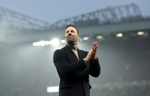 MANCHESTER, ENGLAND - NOVEMBER 10: Ruud van Nistelrooy, Interim Head Coach of Manchester United, applauds the fans after the team's victory in the Premier League match between Manchester United FC and Leicester City FC at Old Trafford on November 10, 2024 in Manchester, England. (Photo by Carl Recine/Getty Images) Leicester, Ruud Van Nistelrooy è il nuovo allenatore- immagine 2