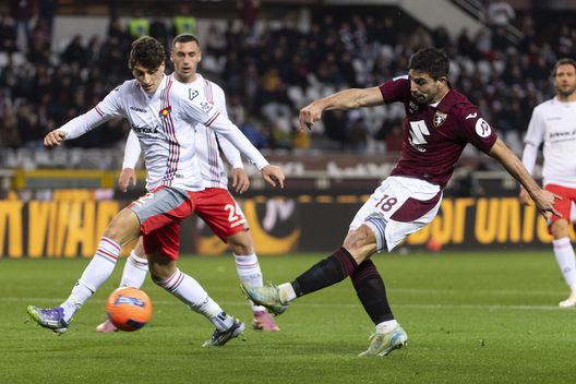 TURIN, ITALY - DECEMBER 13: Giovanni Simeone of Torino FC in action during the Serie A match between Torino FC and US Cremonese at Stadio Olimpico Grande Torino on December 13, 2025 in Turin, Italy. (Photo by Stefano Guidi - Torino FC/Torino FC 1906 via Getty Images) Torino, le reazioni social dei giocatori: Simeone festeggia il rientro- immagine 3
