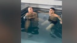 VIDEO / Mbappé, strani versi nella vasca gelata