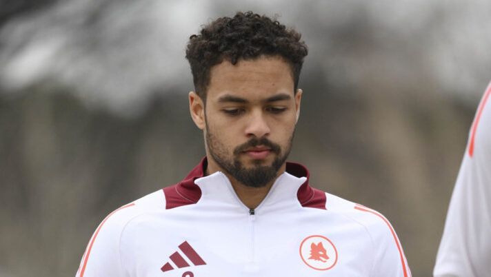 ROME, ITALY - FEBRUARY 07: AS Roma player Devyne Rensch during training session at Centro Sportivo Fulvio Bernardini on February 07, 2025 in Rome, Italy. (Photo by Luciano Rossi/AS Roma via Getty Images) Roma, allenamento differenziato e stop per Rensch: il motivo. Novità Hummels e Paredes - immagine 1