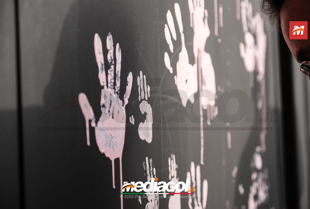 FOTO Palermo, le impronte rosa sul murales del ‘Renzo Barbera’ (Gallery) - immagine 87