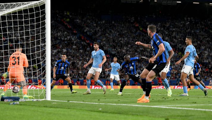 ISTANBUL, TURKEY - JUNE 10: Romelu Lukaku of FC Internazionale heads the ball at Ederson of Manchester City as they make a save during the UEFA Champions League 2022/23 final match between FC Internazionale and Manchester City FC at Atatuerk Olympic Stadium on June 10, 2023 in Istanbul, Turkey. (Photo by David Ramos/Getty Images) Tifosi City, per loro era ancora quello dello United: fischi da derby a Romelu Lukaku - immagine 1