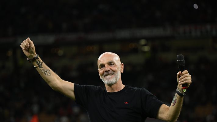MILAN, ITALY - MAY 25: Head coach of AC Milan Stefano Pioli greets the fans for his last match with AC Milan at the end of the Serie A TIM match between AC Milan and US Salernitana at Stadio Giuseppe Meazza on May 25, 2024 in Milan, Italy. (Photo by Claudio Villa/AC Milan via Getty Images) milan-fiorentina-pioli-precedenti-curiosità