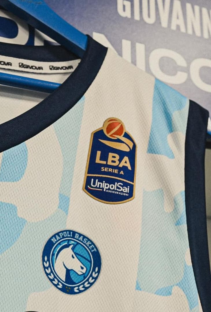 Questa jersey verrà indossata in occasione della partita tra Gevi Napoli e Virtus Bologna, lunedì 30 Ottobre, giorno in cui ricorre il compleanno di Diego