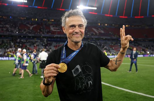 Luis Enrique celebra la vittoria della Champions League alla guida del Psg con una maglia speciale dedicata a sua figlia Xana, scomparsa nel 2019 (Foto di Carl Recine/Getty Images) L’amore di un padre vince la morte: Luis Enrique e Xana, un legame indissolubile- immagine 3
