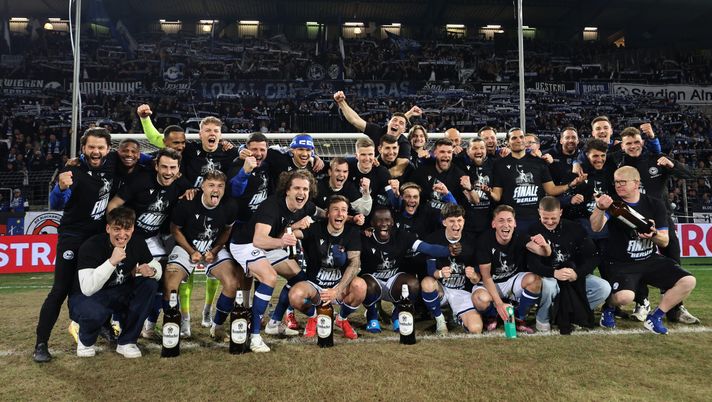 Arminia Bielefeld, che favola! Dalla terza divisione alla finale di Coppa di Germania (Foto di Christof Koepsel/Getty Images) ESCLUSIVA Arminia Bielefeld, sognando la Coppa: in 100.000 a Berlino per scrivere la storia - immagine 1