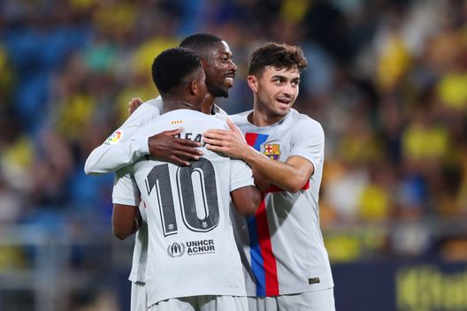 Cadice, Spagna - 10 settembre 2022: Ansu Fati (di spalle), Ousmane Dembélé e Pedri. (Foto di Fran Santiago/Getty Images) Monaco, Ansu Fati si presenta: “Renderò la vita del Paris Saint-Germain difficile”- immagine 3