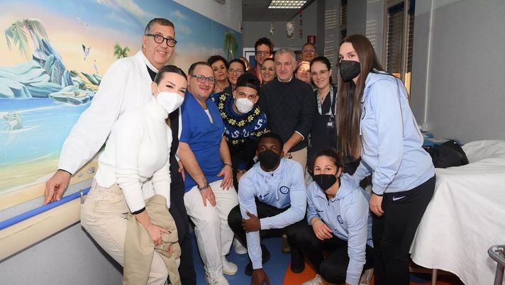 La foto pubblicata sul sito dell'Inter Inter: per Lautaro, Darmian e Carlos Augusto visita ai piccoli pazienti degli ospedali milanesi - immagine 1