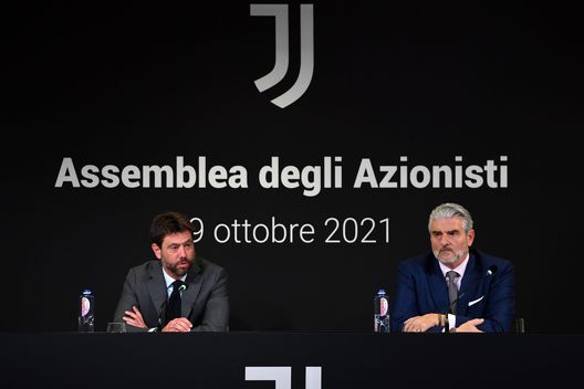 TURIN, ITALY - OCTOBER 29: Andrea Agnelli the Juventus President (L) and Maurizio Arrivabene the Chief Executive Officer (R) during the Juventus Shareholders Meeting at Allianz Stadium on October 29, 2021 in Turin, Italy. (Photo by Juventus FC/Juventus FC via Getty Images) Manovra stipendi Juve: Agnelli ottiene la riduzione della squalifica- immagine 2