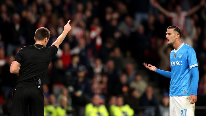 EINDHOVEN, NETHERLANDS - OCTOBER 21: Lorenzo Lucca of Napoli reacts after being shown a red card by referee, Daniel Siebert, during the UEFA Champions League 2025/26 League Phase MD3 match between PSV Eindhoven and SSC Napoli at PSV Stadion on October 21, 2025 in Eindhoven, Netherlands. (Photo by Dean Mouhtaropoulos/Getty Images) lucca napoli