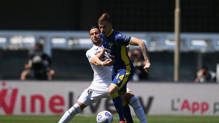 VERONA, ITALY - MAY 09: Rolando Mandragora of Torino FC competes for the ball with Ivan Ilic of Hellas Verona during the Serie A match between Hellas Verona FC and Torino FC at Stadio Marcantonio Bentegodi on May 09, 2021 in Verona, Italy. Sporting stadiums around Italy remain under strict restrictions due to the Coronavirus Pandemic as Government social distancing laws prohibit fans inside venues resulting in games being played behind closed doors. (Photo by Alessandro Sabattini/Getty Images)