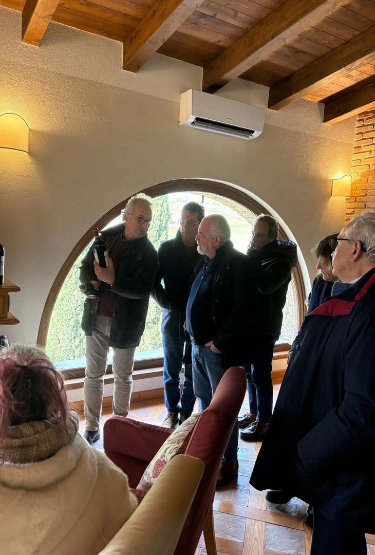 All'indomani del successo esterno col Genoa, giunto in extremis con il risultato di 2-3, Aurelio De Laurentiis, presidente del Napoli, si è recato assieme alla moglie Jacqueline a Mirabella Eclano, piccolo comune in provincia di Avellino, laddove ha visitato il vigneto locale, con tanto di degustazione di vini. Di seguito le foto pubblicate su Instagram dall'admin dell'account ufficiale del vigneto irpino.