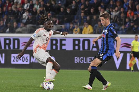 BERGAMO, ITALIA - MAGGIO 12: Kone-Pasalic, i protagonisti del rigore tanto discusso. (Foto di Luciano Rossi/AS Roma via Getty Images) Atalanta-Roma: nel tempio della Dea, si spezza il filo dell’imbattibilità- immagine 3
