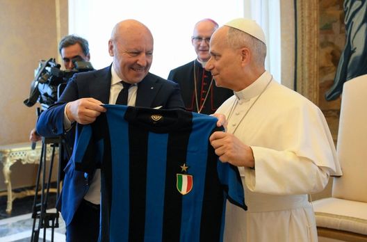 L’Inter ricevuta dal Papa in Vaticano: Marotta gli ha consegnato la maglia numero 10- immagine 3