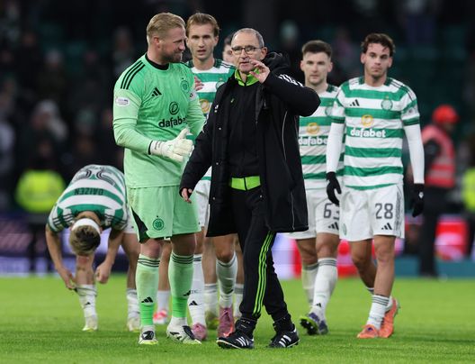 Martin O'Neill con Kasper Schmeichel. (Foto di Ian MacNicol/Getty Images) Celtic, Wilfried Nancy è il nuovo allenatore: in panchina contro la Roma ci sarà lui- immagine 2