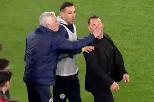 Josè Mourinho a contatto con Buruk al termine di Fenerbahce-Galatasaray (Screenshot) Il Galatasaray risponde