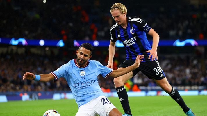 MANCHESTER, ENGLAND - OCTOBER 05: Riyad Mahrez of Manchester City is challenged by Victor Kristiansen of FC Copenhagen during the UEFA Champions League group G match between Manchester City and FC Copenhagen at Etihad Stadium on October 05, 2022 in Manchester, England. (Photo by Michael Steele/Getty Images) Mercato in entrata: accelerata per Kristiansen- immagine 1