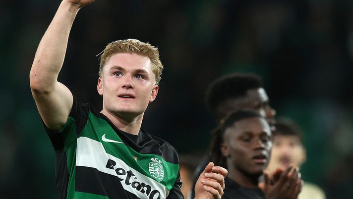 LISBON, PORTUGAL - JANUARY 29: Conrad Harder of Sporting CP acknowledges the fans after the UEFA Champions League 2024/25 League Phase MD8 match between Sporting Clube de Portugal and Bologna FC 1909 at Estadio Jose Alvalade on January 29, 2025 in Lisbon, Portugal. (Photo by Carlos Rodrigues/Getty Images) Harder, ESCLUSIVA Santos: “Talento grezzo, non è pronto per il Milan. Mi ricorda Piatek” - immagine 1