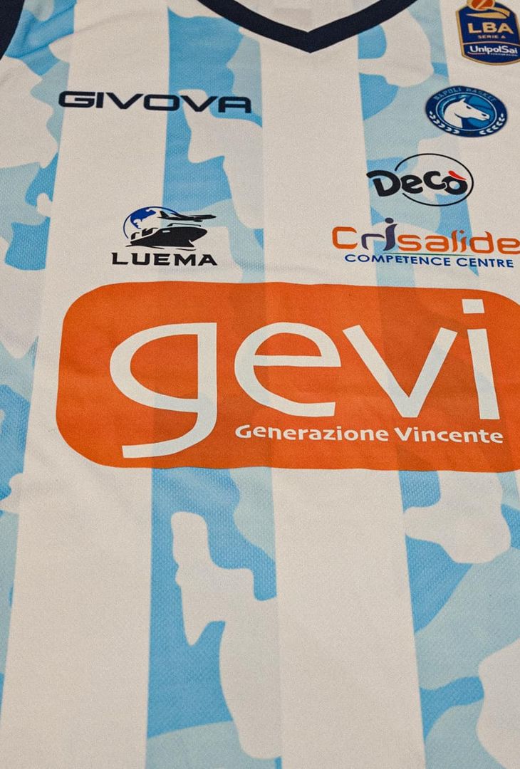 Questa jersey verrà indossata in occasione della partita tra Gevi Napoli e Virtus Bologna, lunedì 30 Ottobre, giorno in cui ricorre il compleanno di Diego
