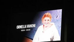 VIDEO / Applausi a San Siro, l’omaggio di Milano a Ornella Vanoni