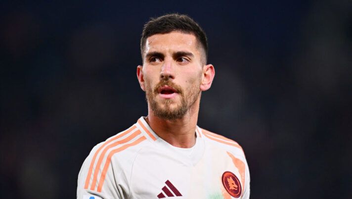 BOLOGNA, ITALY - JANUARY 12: Lorenzo Pellegrini of AS Roma looks on during the Serie A match between Bologna and AS Roma at Stadio Renato Dall'Ara on January 12, 2025 in Bologna, Italy. (Photo by Alessandro Sabattini/Getty Images) Roma, dubbi e certezze di formazione per il Napoli: da Pellegrini e Saelemaekers a Dybala - immagine 1