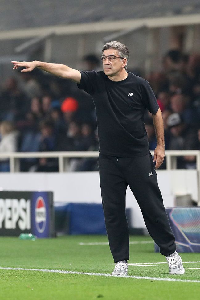 BERGAMO, ITALY - OCTOBER 22: Ivan Juric, Head Coach of Atalanta BC gestures during the UEFA Champions League 2025/26 League Phase MD3 match between Atalanta BC and SK Slavia Praha at Stadio di Bergamo on October 22, 2025 in Bergamo, Italy. (Photo by Marco Luzzani/Getty Images)  atalanta-milan-juric-allegri-precedenti-statistiche-curiosita-dati-opta-lookman-leao