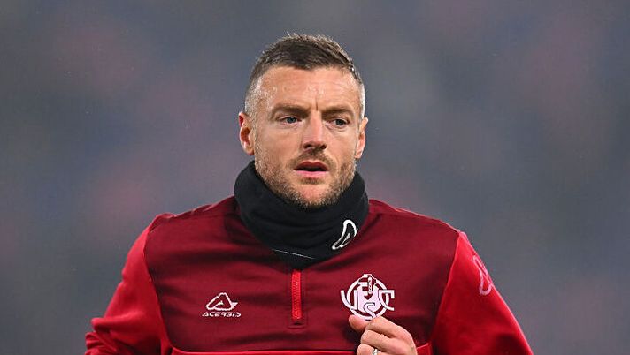 BOLOGNA, ITALY - DECEMBER 01: Jamie Vardy of Cremonese warms up prior to the Serie A match between Bologna FC 1909 and US Cremonese at Renato Dall'Ara Stadium on December 01, 2025 in Bologna, Italy. (Photo by Alessandro Sabattini/Getty Images) Chi sale dopo l’ultima giornata al fanta e cosa cambia: da Lookman e Neres a Yildiz e Vardy, ecco 7 nomi- immagine 1