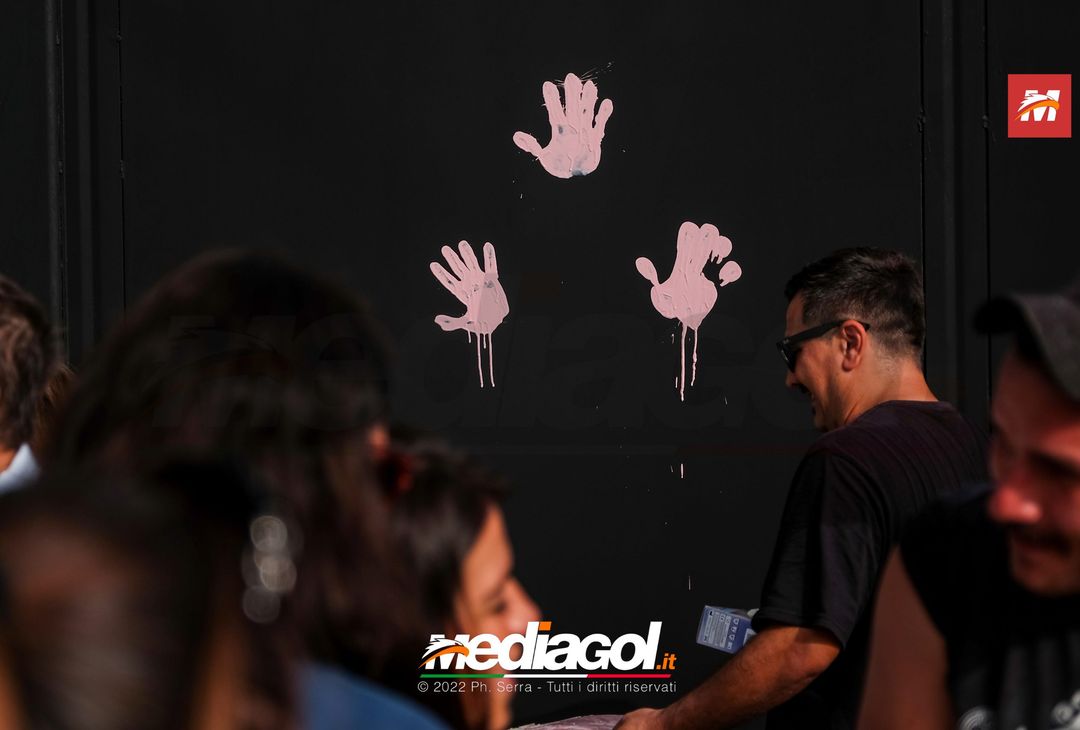 FOTO Palermo, le impronte rosa sul murales del ‘Renzo Barbera’ (Gallery) - immagine 16