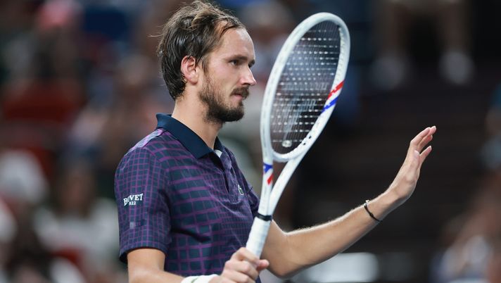 SHANGHAI, CHINA - OCTOBER 10: Daniil Medvedev reacts during the match against Alex De Minaur of Australia in the Men's singles Quarterfinal match on day 12 of the 2025 Shanghai Rolex Masters at Qi Zhong Tennis Center on October 10, 2025 in Shanghai, China. (Photo by Lintao Zhang/Getty Images) Tennis, ATP Stoccolma: dove vedere il torneo in diretta tv e streaming live - immagine 1