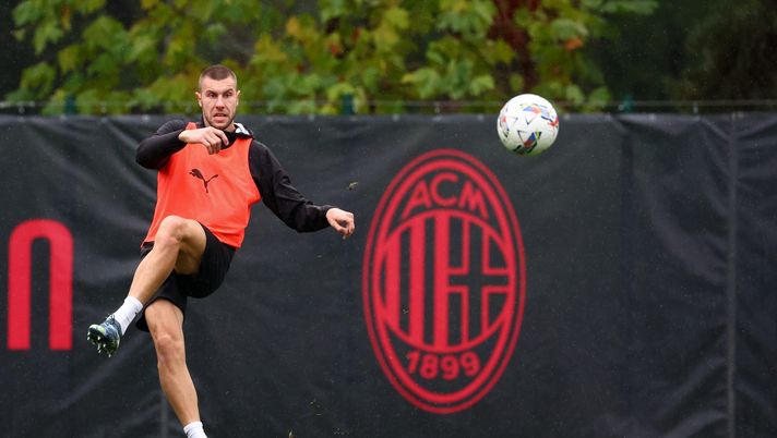 CAIRATE, ITALY - OCTOBER 03: Strahinja Pavlovic of AC Milan in action during an AC Milan Training Session at Milanello on October 03, 2024 in Cairate, Italy. (Photo by Giuseppe Cottini/AC Milan via Getty Images)  Riecco Pavlovic dal primo minuto: al suo fianco Thiaw, nemmeno in panchina Gabbia - immagine 1