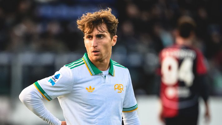 CAGLIARI, ITALY - DECEMBER 07: Tommaso Baldanzi of AS Roma during the Serie A match between Cagliari Calcio and AS Roma at Stadio Sant'Elia on December 07, 2025 in Cagliari, Italy. (Photo by Fabio Rossi/AS Roma via Getty Images) ‘RADIO PENSIERI’, PRUZZO: “La Roma in attacco non ha alcuna speranza” - immagine 1